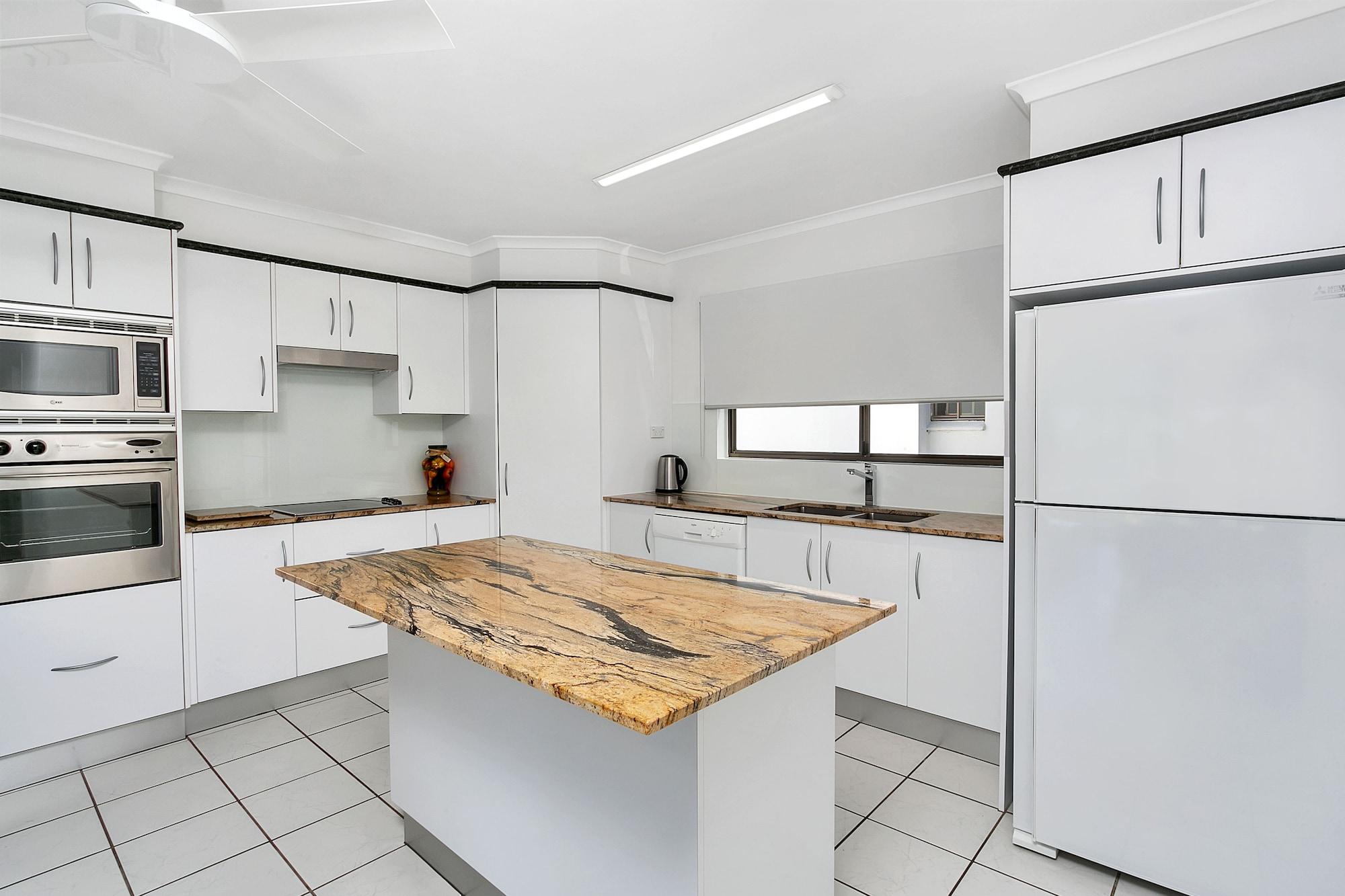 טריניטי ביץ' Roydon Beachfront Apartments מראה חיצוני תמונה