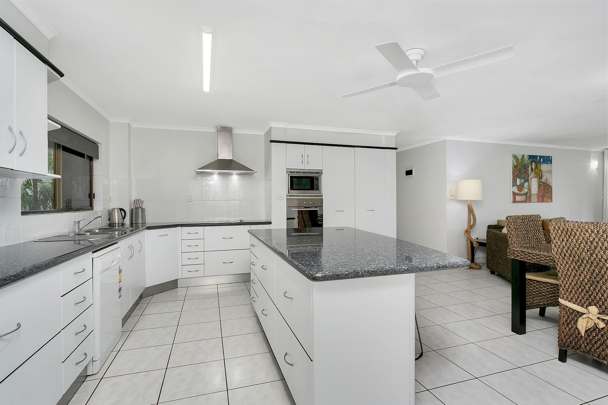 טריניטי ביץ' Roydon Beachfront Apartments מראה חיצוני תמונה